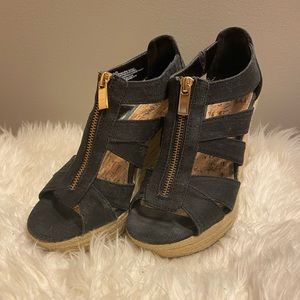 ‼️SOLD‼️ Black espadrille wedge with gold zip